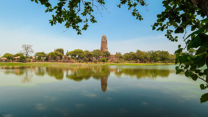 Tempel Wat Phra Ram wie er sich im Fluss spiegelt.