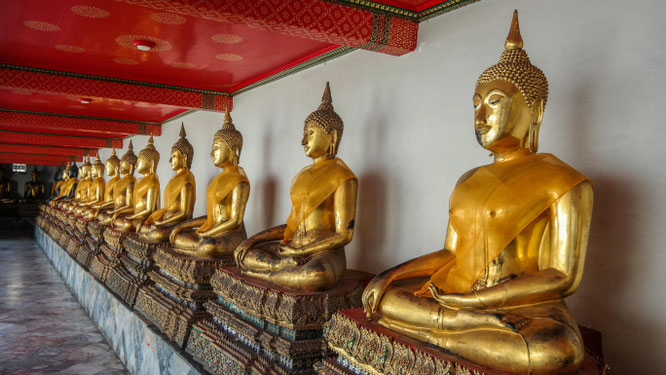 Buddha-Reihe im Wat Pho