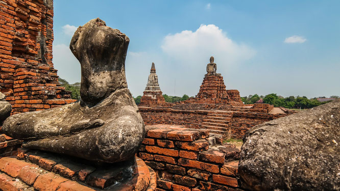 Tempel Wat Chaiwatthanaram mit geköpftem Buddha