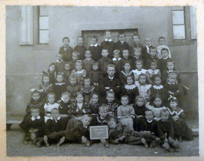 Klassenfoto aus Ermatingen ums Jahr 1900 mit nur noch 50 Schülern; Lehrer Hermann Steiger