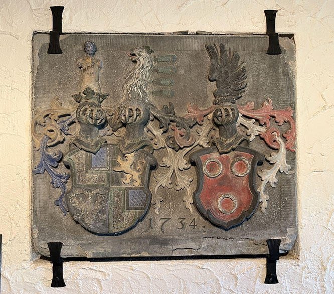 die Wappen der Zollikofer mit dem weissen Löwen und der Breitenlandenberg mit den drei weissen Ringen hängen noch im Jagdzimmer des Roten Hauses