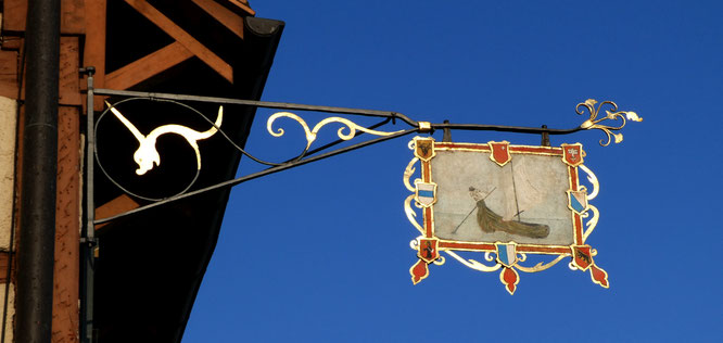das Wirtshausschild mit den Wappen der acht alten Orte der Eidgenossenschaft (denen der Thurgau 400 Jahre lang untertan gewesen war)