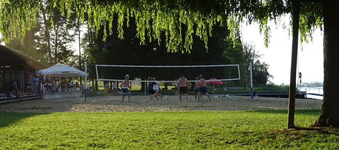 Beachvolleyball im Strandbad