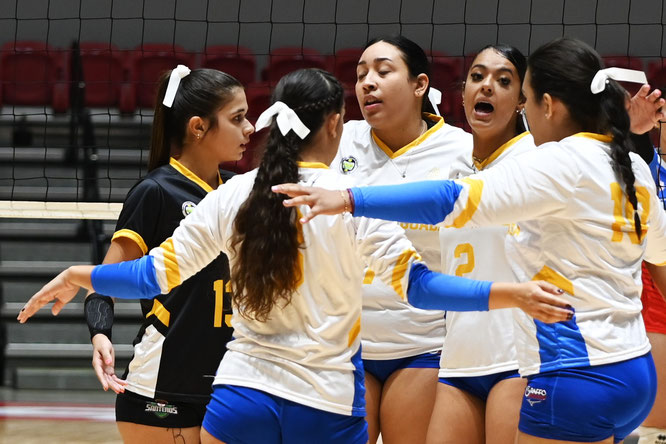 Las All Star de Aguada fueron uno de los equipos que ganó anoche en tres sets / foto por Luis D. Sánchez Luna