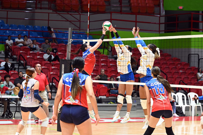 Bloqueo bien plantado de las All Star de Aguada ante ataque de las Patriotas de Lares / foto por Luis D. Sánchez Luna - Deportes 24/7 en facebook.