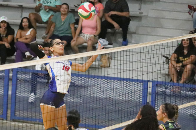 La jugadora central Laisa Martínez atacando por el medio en uniforme de las Llaneras de Toa Baja durante un partido en la División B / foto por Heriberto Rosario Rosa