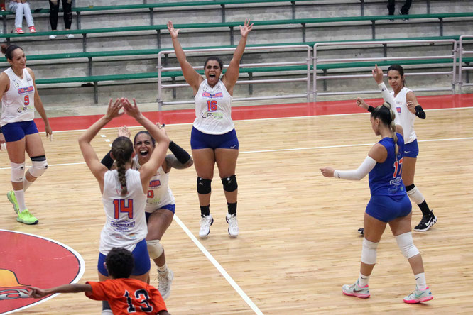 Carolina Lomanview celebra la victoria ante las Llaneras de Toa Baja / foto Heriberto Rosario Rosa