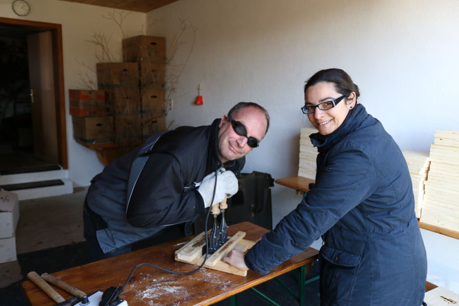 NABU Logo einbrennen - Das Brennteam Markus und Solveig.