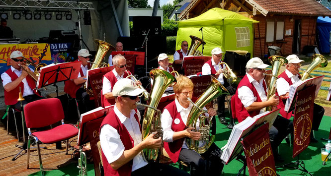 Die Oderbrucher Blasmusik eröffnet das Dannenberger Dorffest
