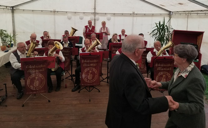 Die Oderbrucher Blasmusik gestaltet einen musikalischen Rückblick auf Stationen und Begebenheiten des Ehelebens des Jubelpaares