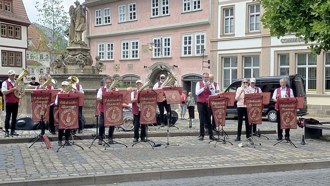 Die Oderbrucher Blasmusik musiziert im historischen Stadtkern von Gotha