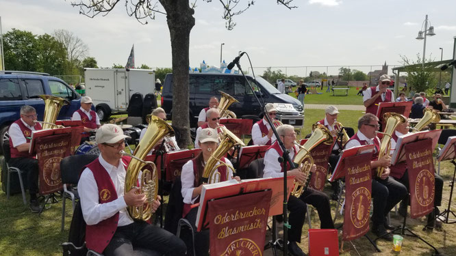 Die Oderbrucher Blasmusik begleitet das Sport- und Spielfest in Müncheberg