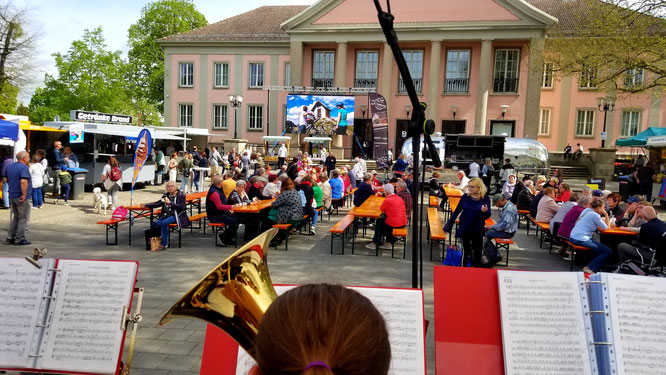 Platzkonzert der Oderbrucher Blasmusik auf dem Regionalmarkt vor dem Seelower Kulturhaus