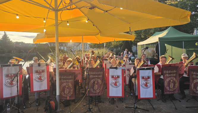 Der Müllroser Musikverein und die Oderbrucher Blasmusik beenden gemeinsam die 25. Seekonzerte-Saison mit dem Zapfenstreich am großen Müllroser See