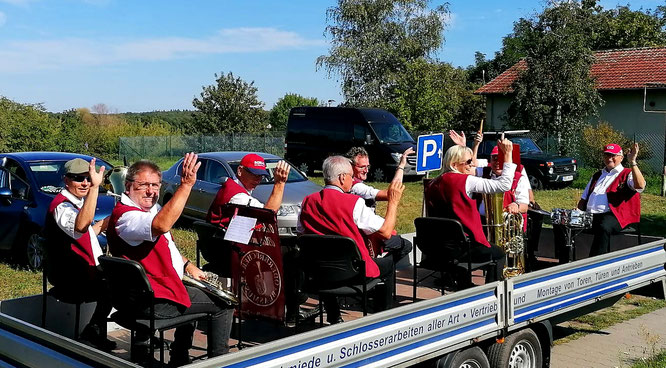 Vor dem bunten Treiben auf dem Sport- und Freizeitzentrum gab´s natürlich einen farbenfrohen Umzug mit musikalischer Begleitung