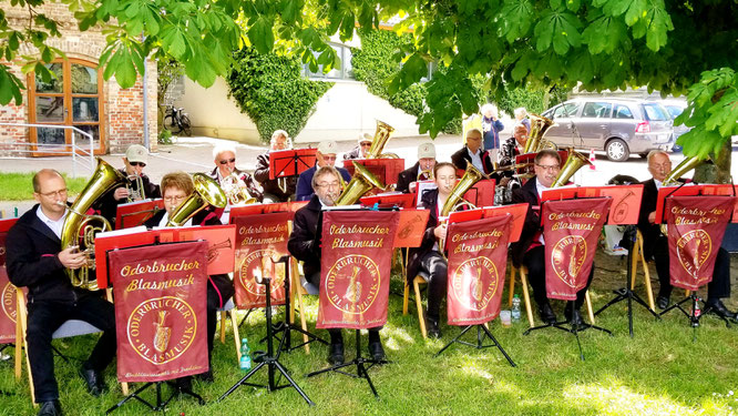 Die Oderbrucher Blasmusik spielt am Kunstspeicher Friedersdorf