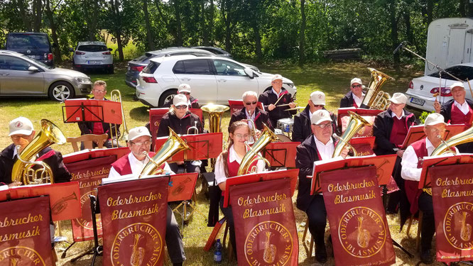Die Oderbrucher Blasmusik gratuliert der Gemeinde Kruge zum 650-jährigen Jubiläum