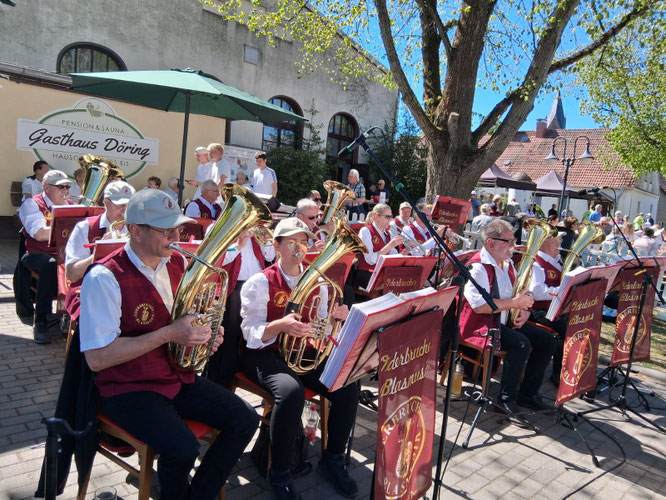 Die Oderbrucher Blasmusik spielt zum 21. Blasmusikfest in Pretschen