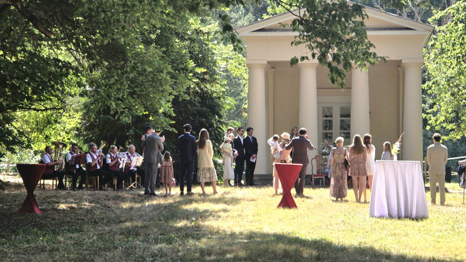 Die Oderbrucher Blasmusik begleitet eine Taufe im Schlosspark Alt Madlitz