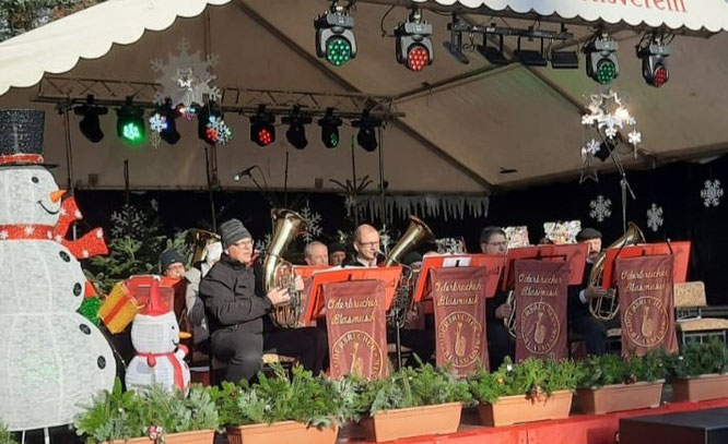 Die Oderbrucher Blasmusik begleitet den Altranfter Weihnachtsmarkt am 1. Advent