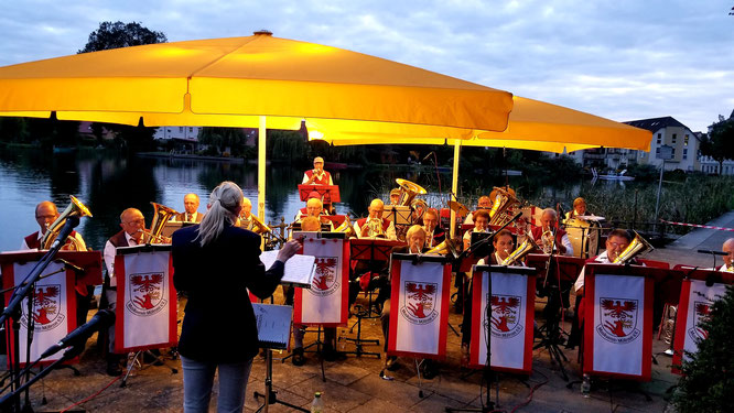 Die Oderbrucher Blasmusik und der Müllroser Musikverein bestreiten gemeinsam das Abschlusskonzert der Seekonzerte 2023 auf der Promenade am Großen Müllroser See