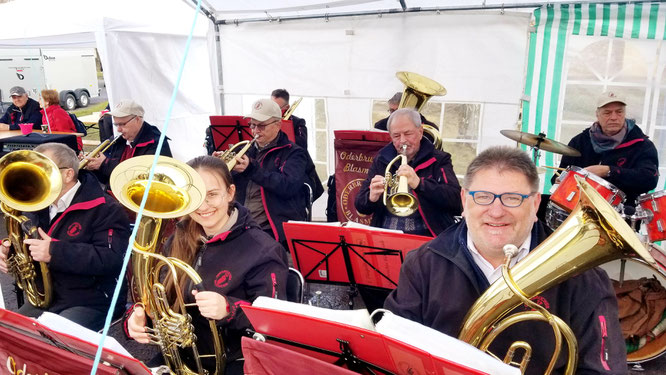 Die Oderbrucher Blasmusik begleitet das Schlachtefest der Landfleischerei Dolgelin