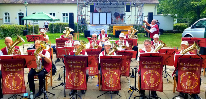 Die Oderbrucher Blasmusik eröffnet das Dorffest in Steinhöfel
