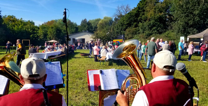 Die Oderbrucher Blasmusik spielt beim Erntedankfest in Alt Madlitz auf dem Biohof Gut&Bösel