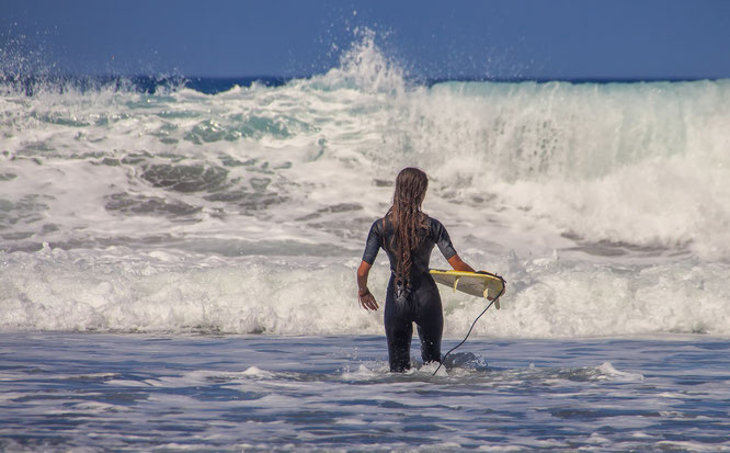 Surfequipment gibt es an fast jedem Strand