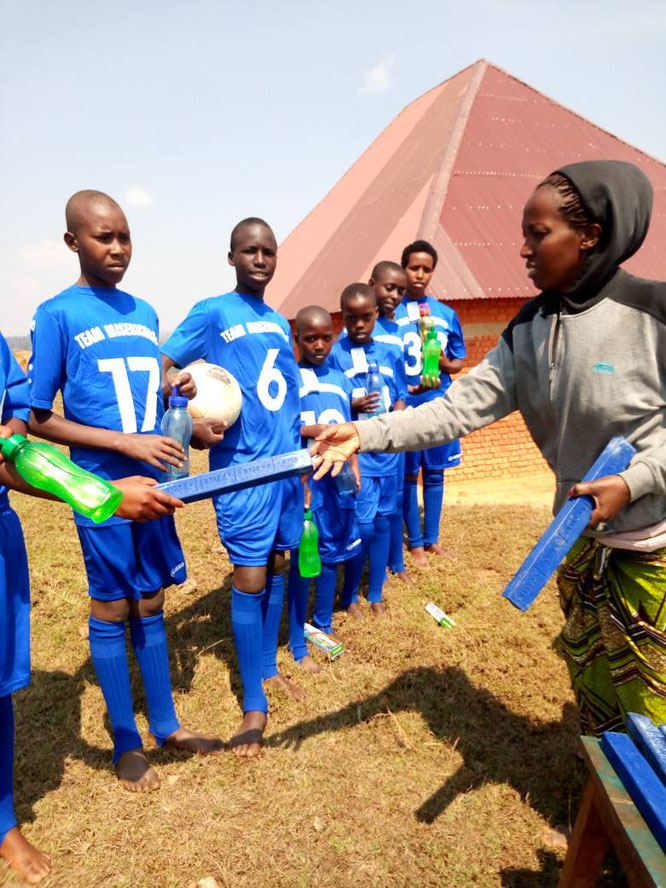 Mission Kongo e.V. Süd-Kivu Projekt Kinder bekommen Trikots aus Münster