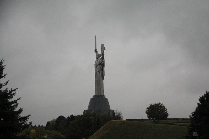 Die riesige "Mutter Heimat" Statue ist bereits aus großer Entfernung zu sehen