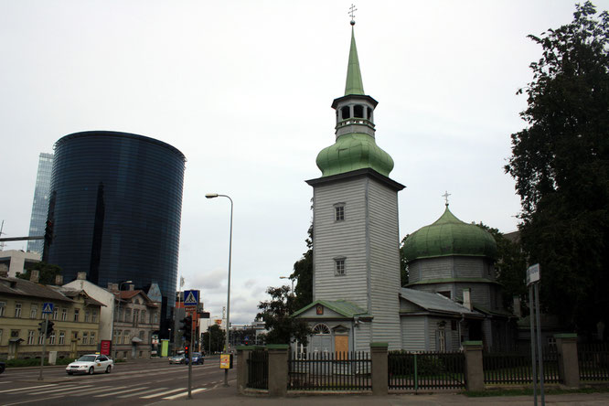 Historische Holzkirche und moderner Business Tower sind im modernen Tallin kein Widerspruch.