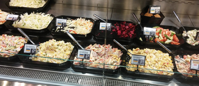 Auch kleinere Supermärkte verfügen über eine Salatbar