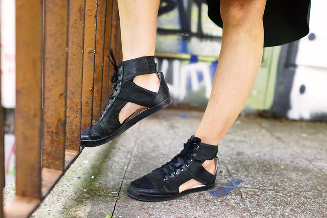 Bild: Adiddas Sneaker schwarz Sandalen