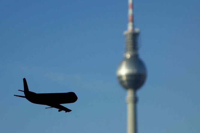 Bild: Flugzeug vor Fernsehturm, Alexanderplatz, Berlin