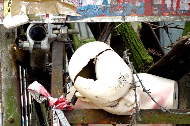 Bild: Zerbrochene Schaufenster-Puppe