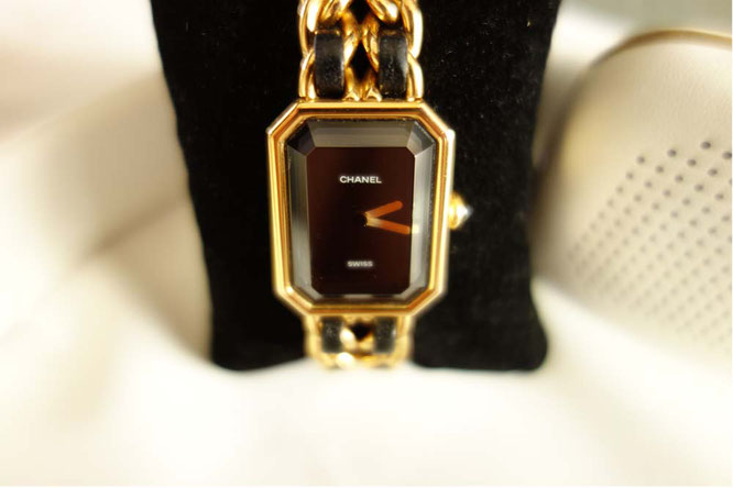 Bild: Chanel-Uhr gold mit schwarzem Lederarmband