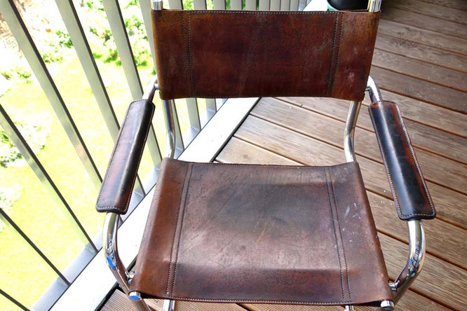 Bild: Alter brauner Ledersessel mit Patina