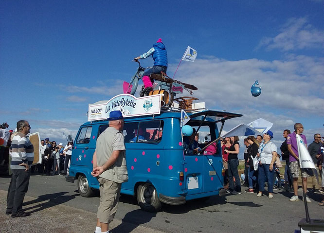 Quelques Estafette parsemaient la caravane publicitaire du GP Meule Bleue.
