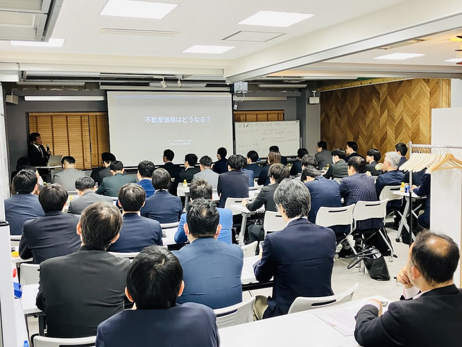 第一部では、不動産市場の見通しや相続対策に関する講演が行われ、参加者の皆さまも熱心に耳を傾けていました。