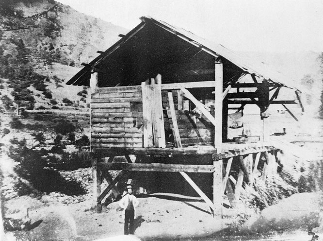James Marshall beim Fundort des Goldnuggets, welches den kalifornischen Goldrausch auslöste. Wikimedia