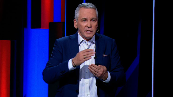 Vladimir Sergienko in der Rolle des "deutschen Politikwissenschaftlers" in einer Propaganda-Talkshow