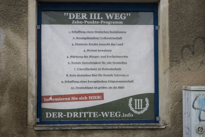 Das Wahlprogramm der rechten Kleinpartei "III. Weg" an einem baufälligen Haus in Plauen. (Bilder von Dario Veréb und Raimond Lüppken)
