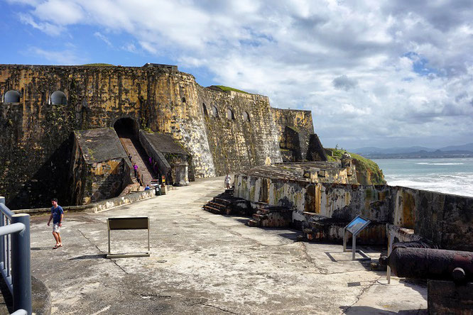 Die zum Meer gewandten Mauern des El Morro in San Juan