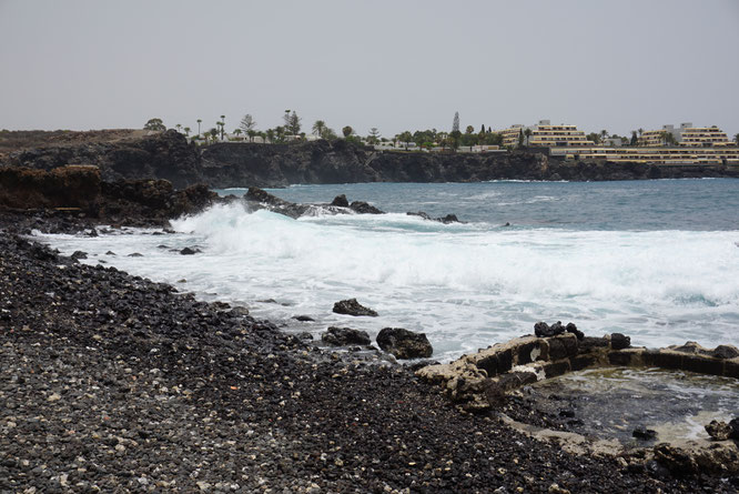 Der schwarze Strand, der so typisch in Teneriffa ist, in Las Galletas