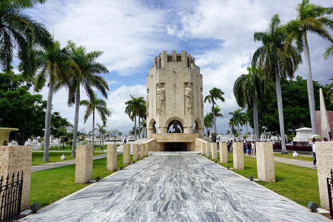 Beeindruckenswert: Das Mausoleum von José Marti in Santiago de Cuba - Kuba Rundreise