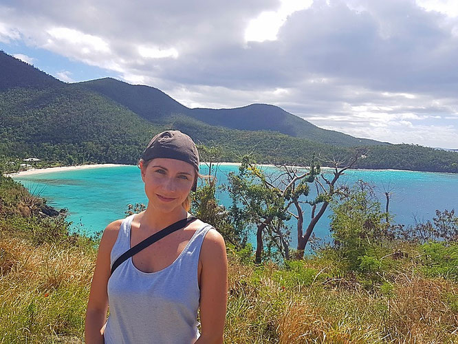 Ein glückliches Madl bei Hawksnest Beach, St. John, US Virgin Islands