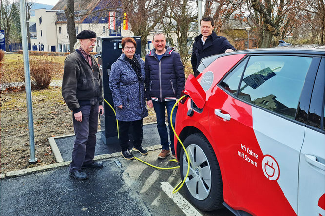 V.l.n.r: Stadtrat Winkler, Bürgermeisterin Berndt, Stadtrat Großer, Herr Schneider (SachsenEnergie)