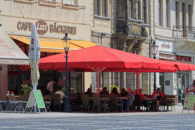 Eine Satzung regelt in Zittau die Farbe der Sonnenschirme, Größe und Standort von Werbeschildern, Gastromöbeln und die Bepflanzung von Blumenkübeln. Foto: Mario Heinke