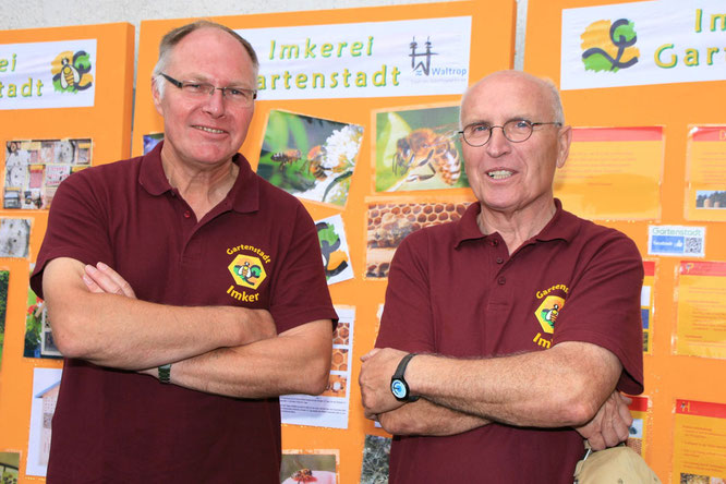 Die Gartenstadt-Imker Guntram Hahn und Wilfried Krüger (von links) öffnen am Sonntag, 19. August, für zwei Stunden ihre Imkerei und geben einen Einblick in das faszinierende Hobby der Bienenhaltung. Foto: Gartenstadt/oeg